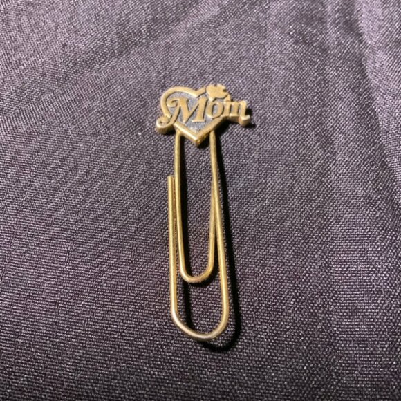 Vtg. Gold Filled‎ “Mom” Bible/Book Page Pin (Br) - Picture 1 of 2